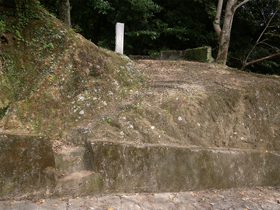丹鶴駅ホーム跡上部階段　～廃線ニスト紀行～